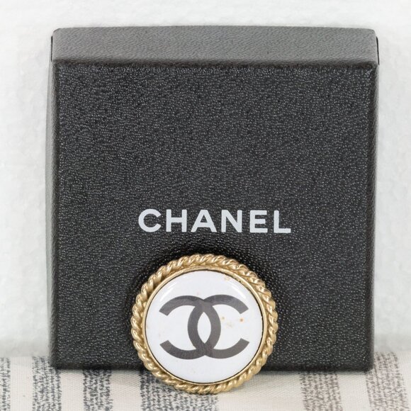 CHANEL WHITE WITH ROPE EDGE BLACK CC BUTTON BROOCHE 2008 COLLECTION - Picture 6 of 8